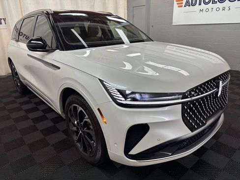 Used 2024 Lincoln Nautilus Reserve AWD/4WD image 2