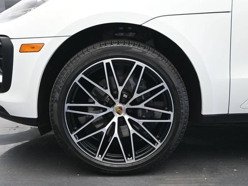 Used 2025 Porsche Macan AWD/4WD image 18