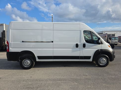 Used 2025 RAM ProMaster 2500 w/ Convenience Group FWD image 8