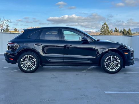 Certified 2022 Porsche Macan image 9