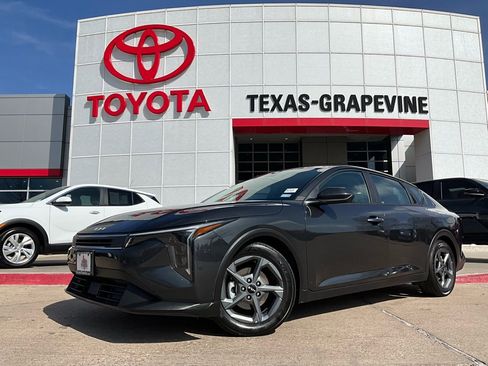 Used 2025 Kia K4 LXS image 2