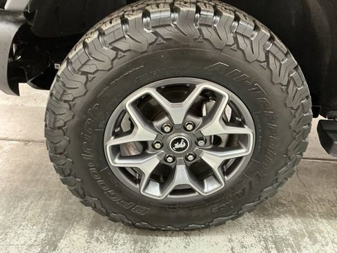 Used 2023 Ford Bronco Badlands image 11