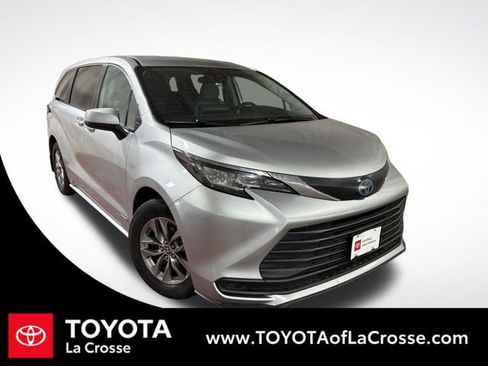 Used 2021 Toyota Sienna LE image 1