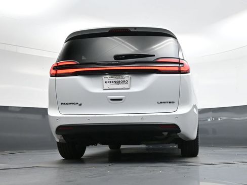 Used 2025 Chrysler Pacifica Limited image 37