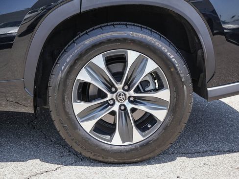 Used 2022 Toyota Highlander XLE FWD image 10