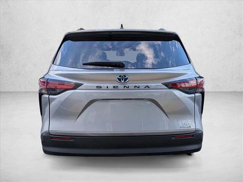 Used 2022 Toyota Sienna XLE image 7