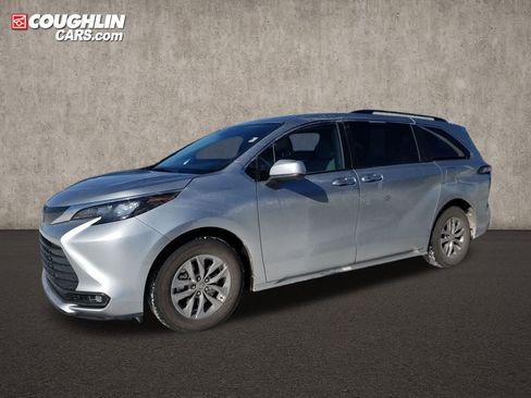 Used 2025 Toyota Sienna XLE image 2