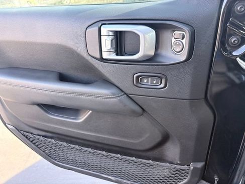 Used 2019 Jeep Wrangler Unlimited Sahara AWD/4WD image 12