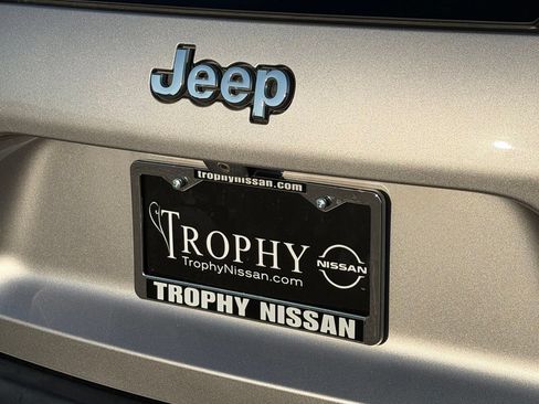 Used 2019 Jeep Cherokee Latitude w/ Popular Appearance Group FWD image 8