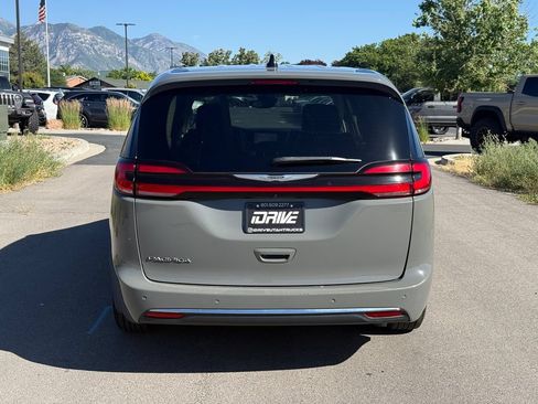 Used 2023 Chrysler Pacifica Touring-L FWD image 11