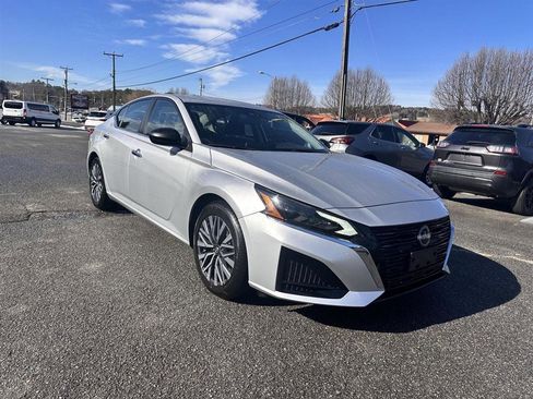 Used 2024 Nissan Altima 2.5 SV image 3