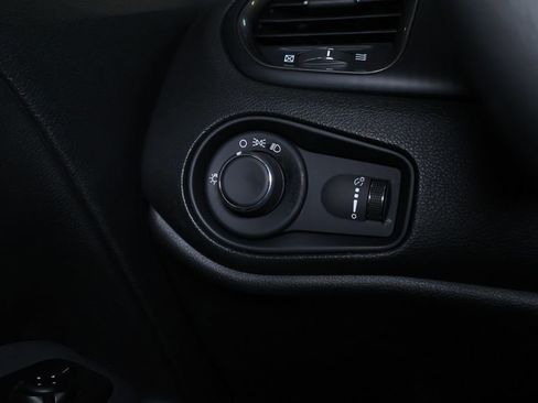 Used 2023 Jeep Renegade Latitude AWD/4WD image 24
