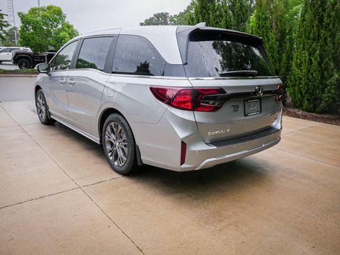New 2026 Honda Odyssey Touring image 8