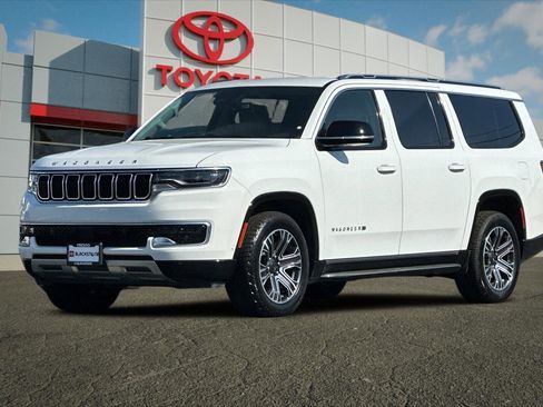 Used 2024 Jeep Wagoneer L Series II w/ Flexible Seating Group image 7