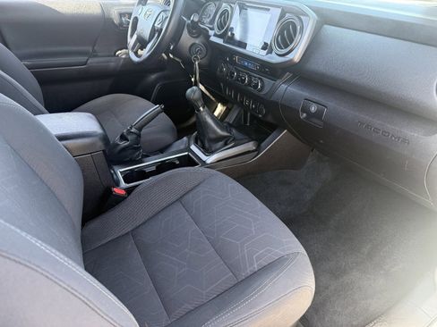 Used 2016 Toyota Tacoma TRD Off-Road w/ Premium & Technology Package image 13