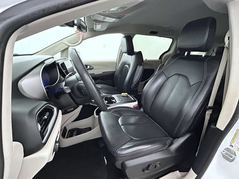 Certified 2022 Chrysler Pacifica Touring-L FWD image 10