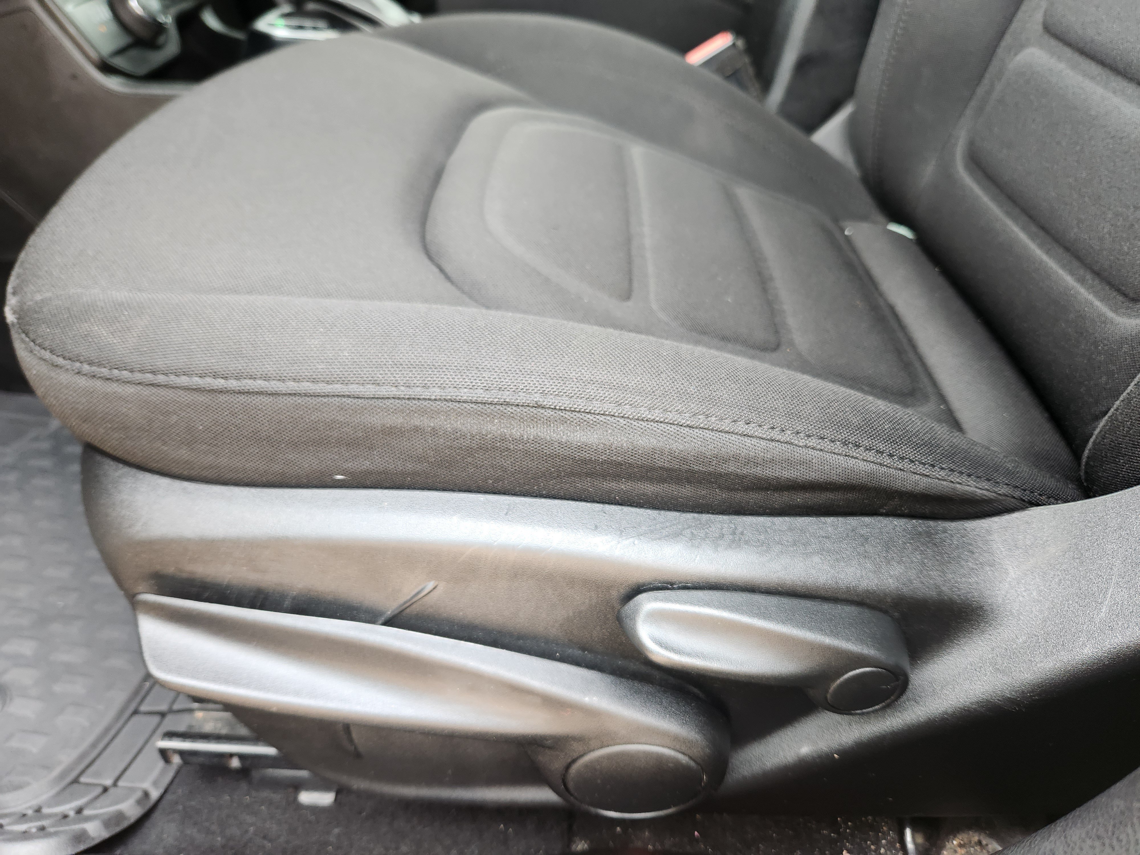 Used 2018 Jeep Renegade Latitude AWD/4WD image 17