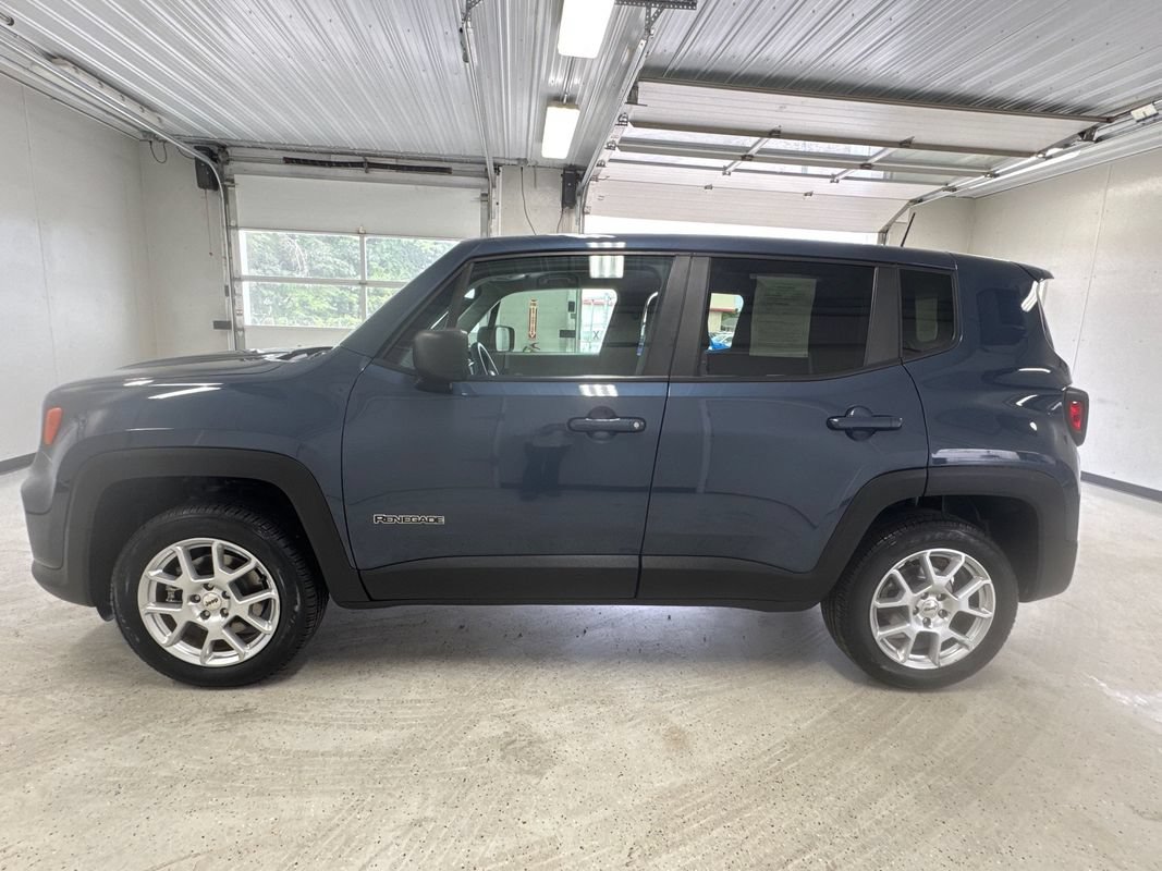 Used 2023 Jeep Renegade Latitude AWD/4WD image 3