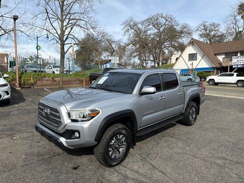 Used 2017 Toyota Tacoma TRD Off-Road w/ Premium & Technology Package AWD/4WD image 14