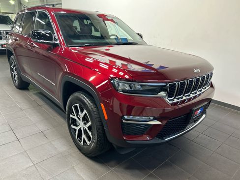 Used 2025 Jeep Grand Cherokee Limited w/ Trailer Tow Package AWD/4WD image 2
