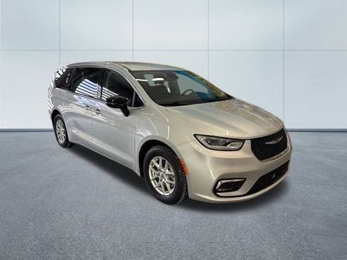 Used 2024 Chrysler Pacifica Touring-L image 11