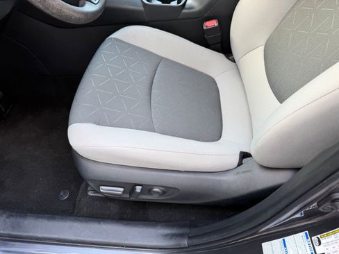 Used 2021 Toyota RAV4 XLE w/ Convenience Package image 13