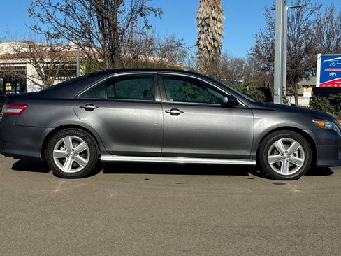 Used 2011 Toyota Camry SE image 3