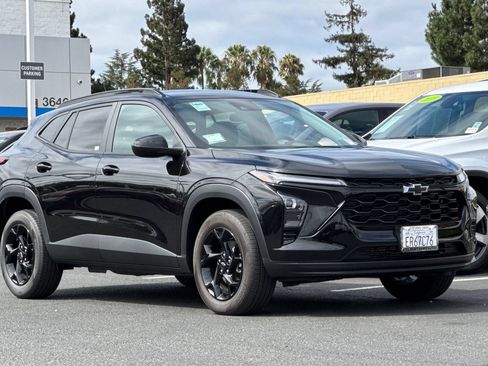 Used 2026 Chevrolet Trax LT w/ Midnight Edition FWD image 2