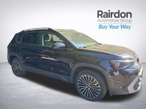 Used 2025 Volkswagen Taos SE FWD image 1