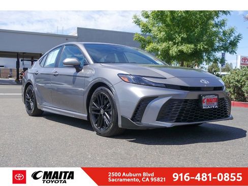 Used 2025 Toyota Camry SE FWD image 1