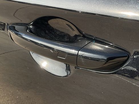 Used 2025 Genesis G70 2.5T image 8