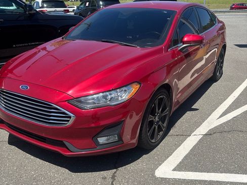 Used 2020 Ford Fusion SE w/ Equipment Group 151A FWD image 3