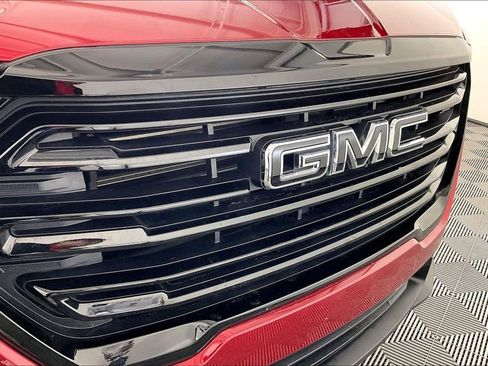 Used 2024 GMC Terrain SLE w/ Driver Convenience Package image 38