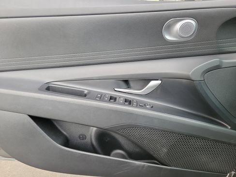 Certified 2025 Hyundai Elantra SE image 18