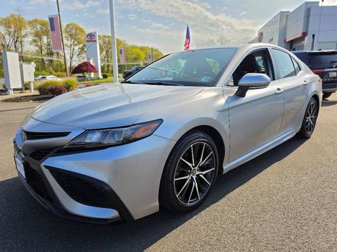 Used 2022 Toyota Camry SE w/ Audio Upgrade Package FWD image 3