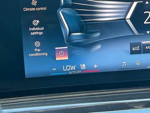 Used 2025 BMW X7 xDrive40i w/ Climate Comfort Package image 28