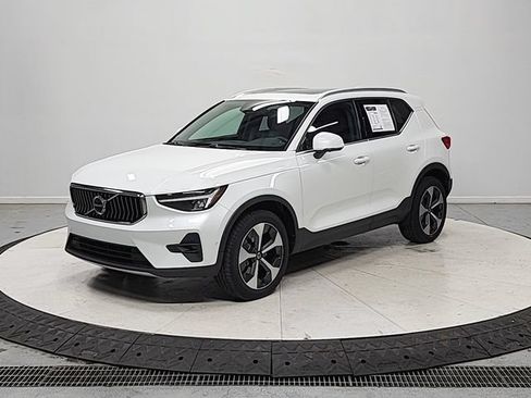 Used 2024 Volvo XC40 B5 Plus AWD/4WD image 4