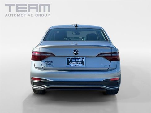 Used 2024 Volkswagen Jetta SE image 6