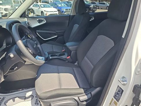 Used 2025 Kia Soul LX w/ LX Technology Package image 12