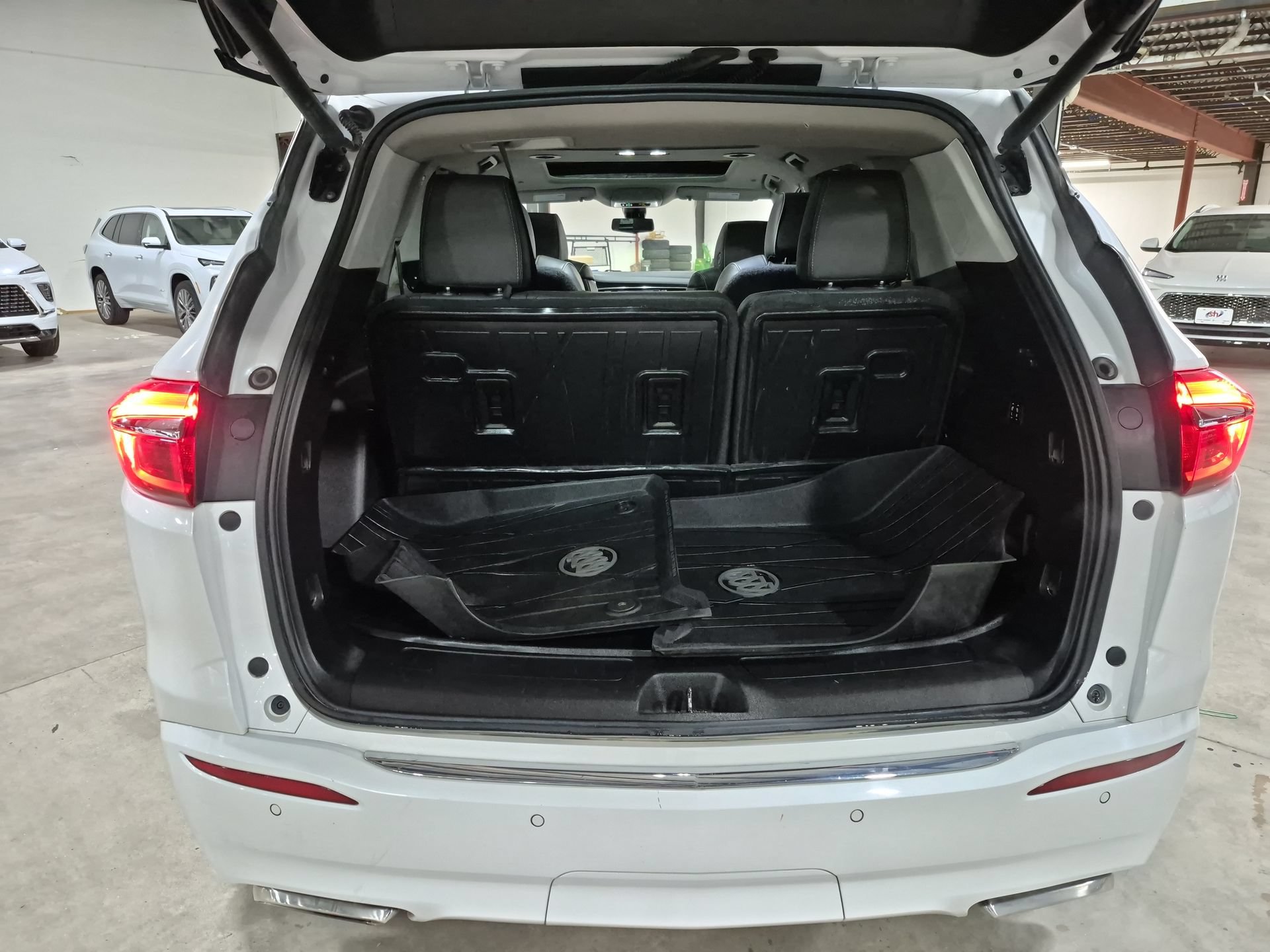 Used 2020 Buick Enclave Avenir w/ Avenir Technology Package AWD/4WD image 28