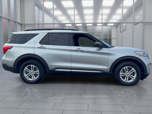 Used 2020 Ford Explorer XLT AWD/4WD image 3