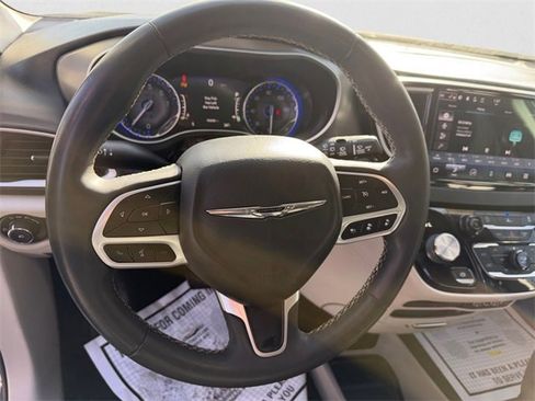 Used 2022 Chrysler Pacifica Touring-L image 12