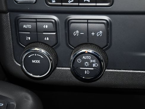 Used 2025 Chevrolet Suburban Z71 image 37