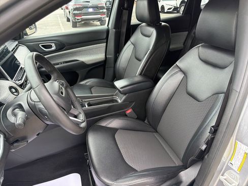 Used 2024 Jeep Compass Latitude image 2