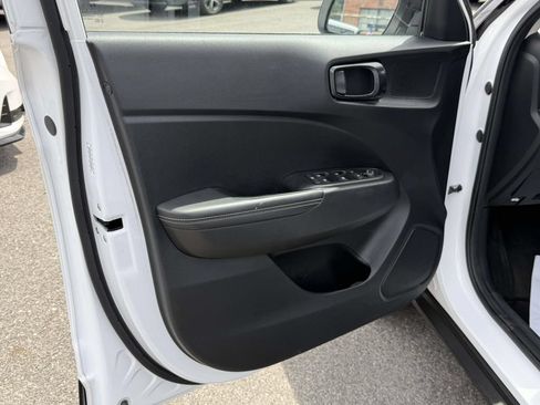 Certified 2023 Hyundai Venue Limited FWD image 16