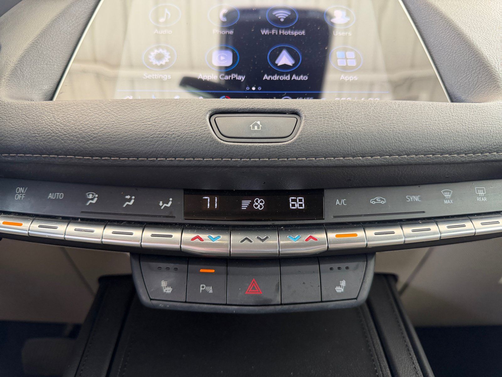 Used 2023 Cadillac XT4 Luxury w/ Cold Weather Package FWD image 21