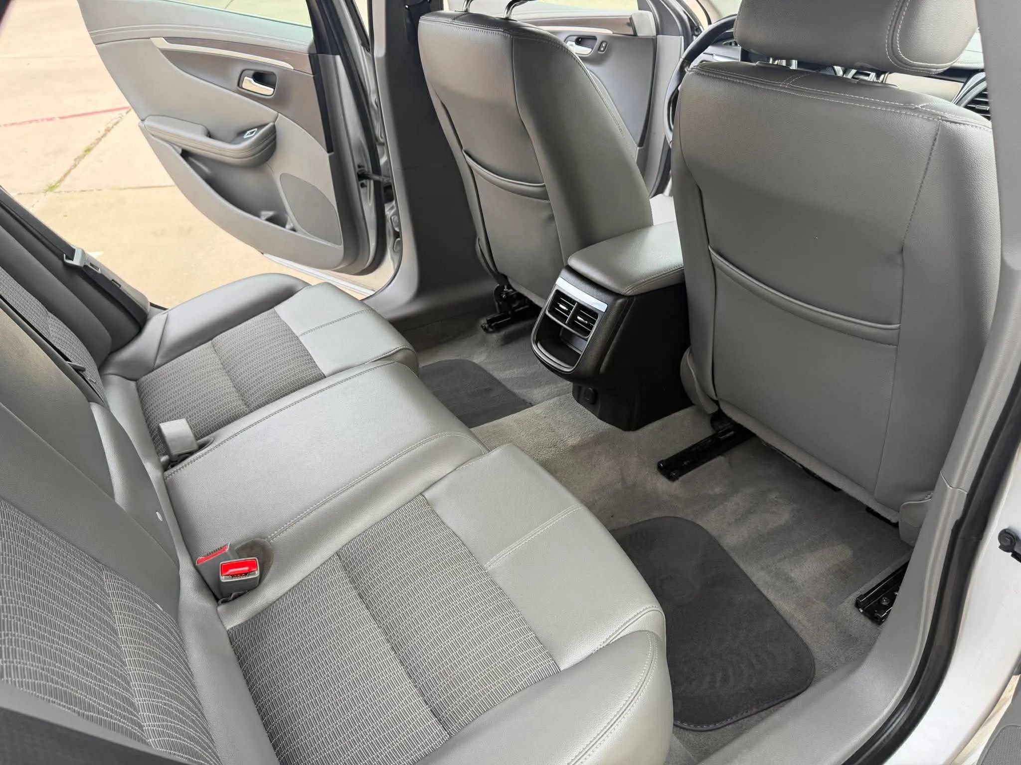 Used 2019 Chevrolet Impala LT FWD image 24
