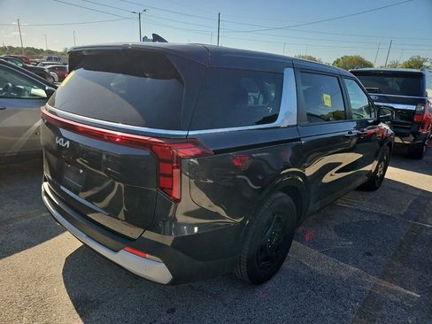 Used 2025 Kia Carnival FWD image 3