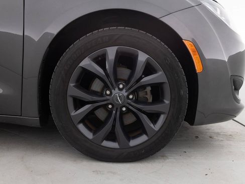 Used 2020 Chrysler Pacifica Touring-L Plus w/ S Appearance Package FWD image 18