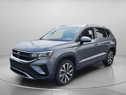 Used 2023 Volkswagen Taos SE w/ Panoramic Sunroof Package